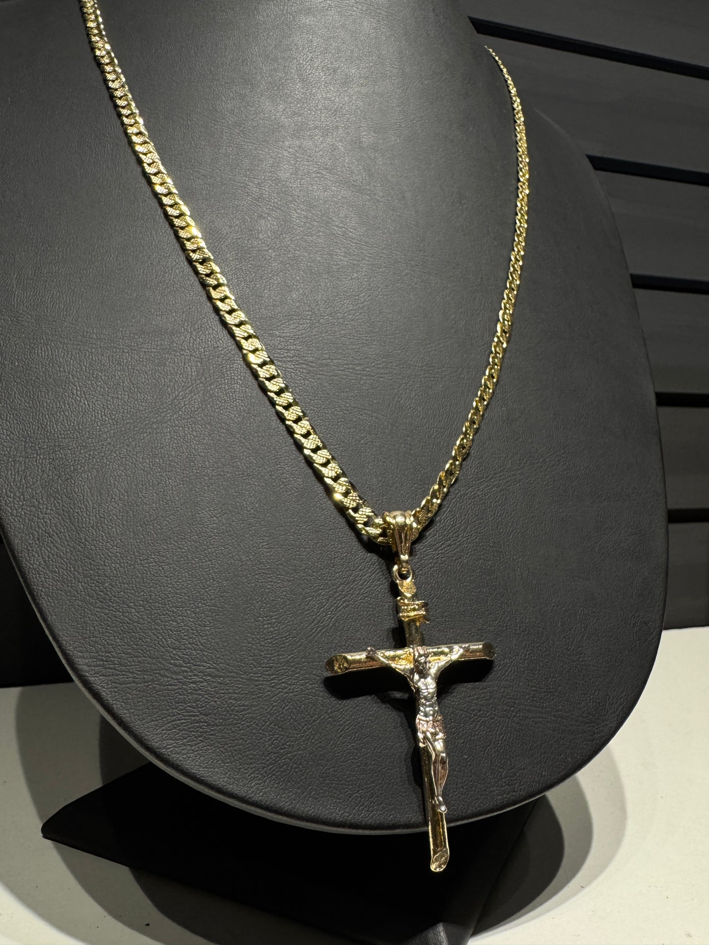 Cristo + Cadena Barbada