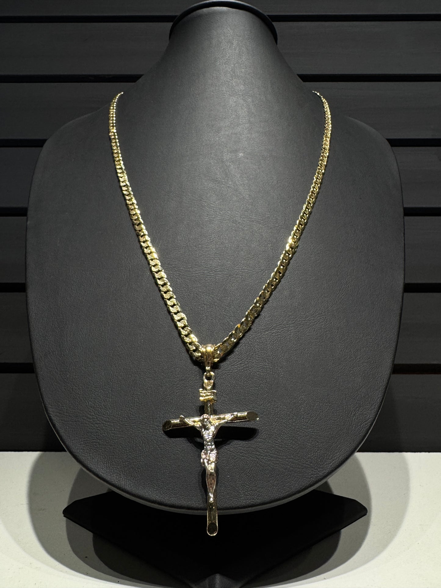 Cristo + Cadena Barbada