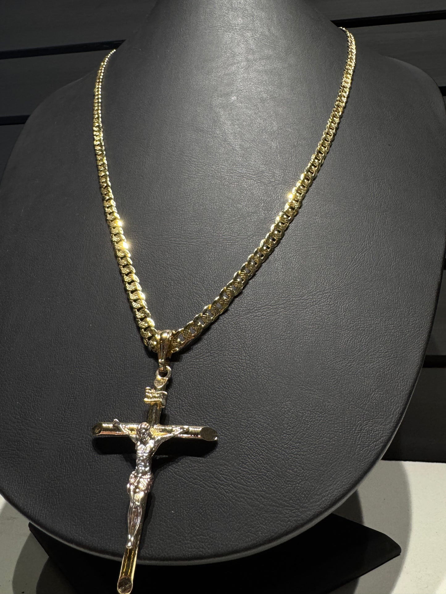 Cristo + Cadena Barbada