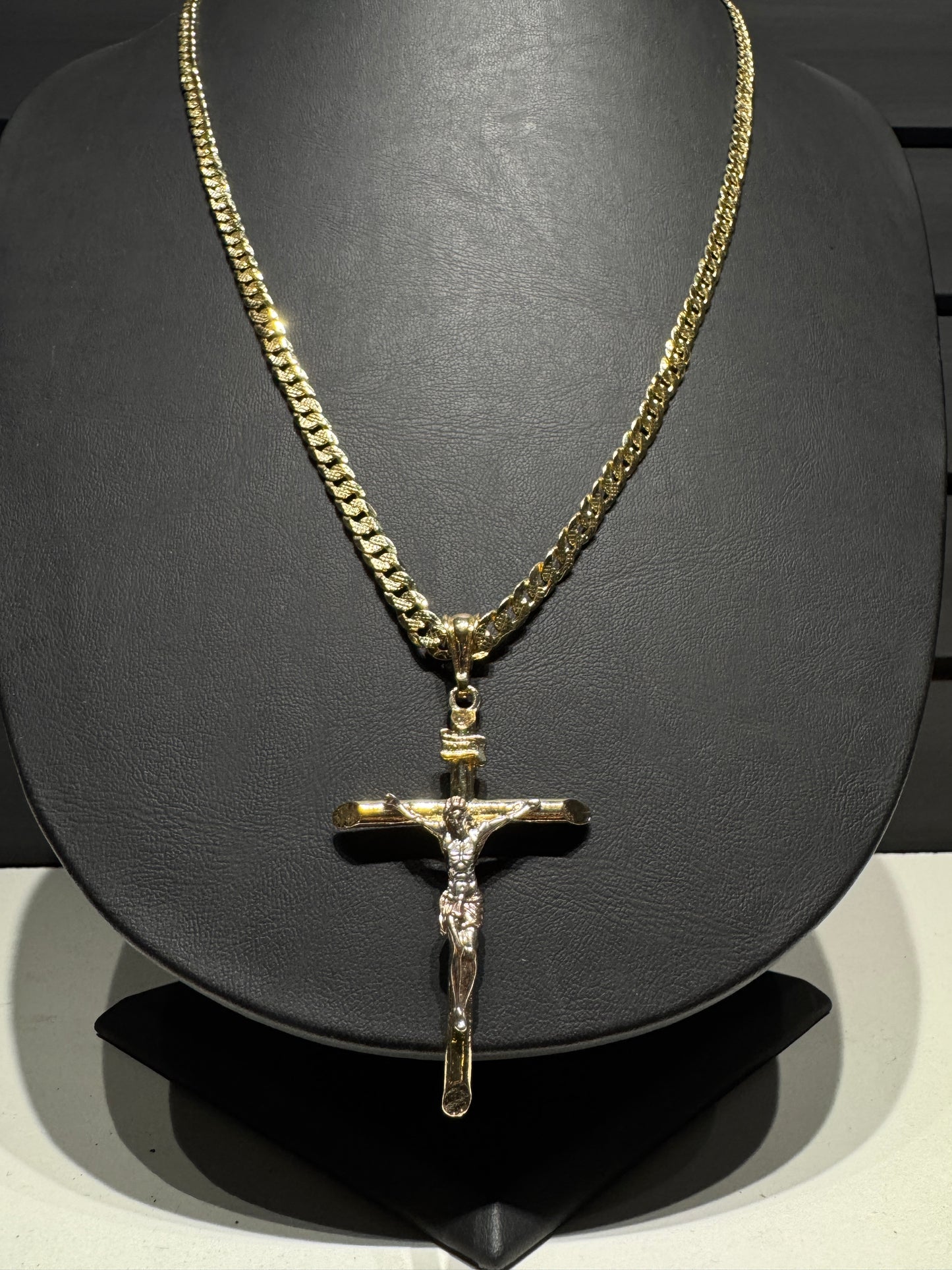 Cristo + Cadena Barbada